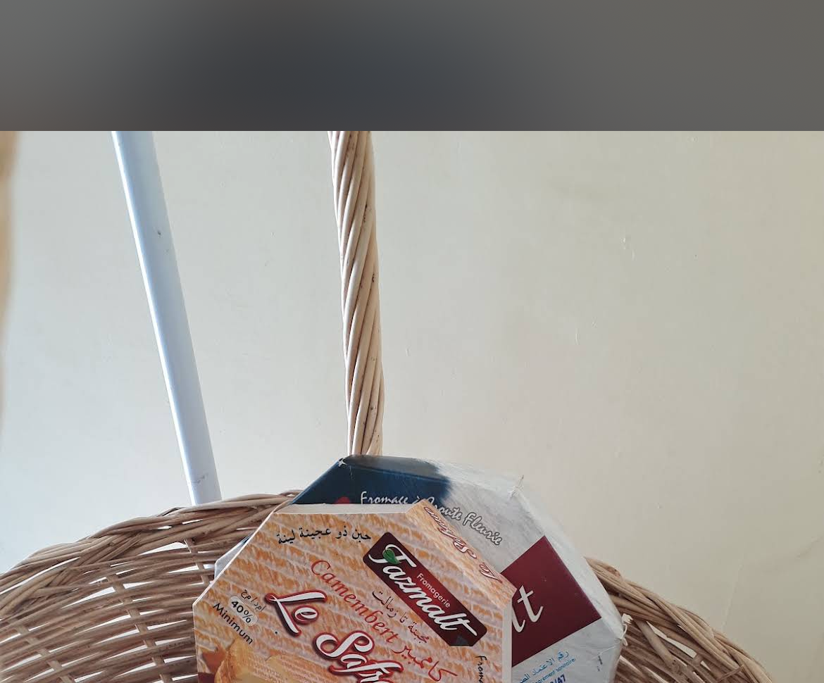 Emballage Le Sofiane dans un panier de camemberts Tazmalt